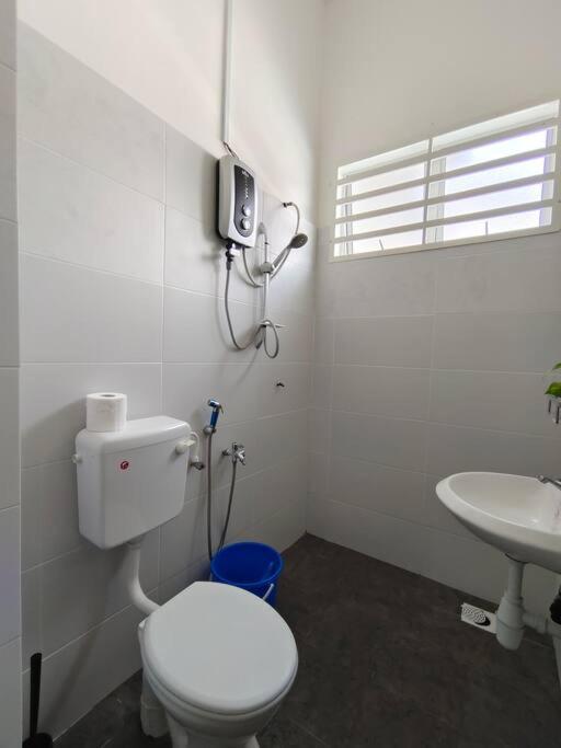 Rumah Aina Homestay Bukit Changgang Private Pool Kampong Melot Exterior foto