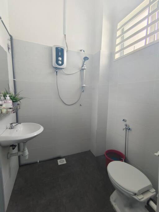 Rumah Aina Homestay Bukit Changgang Private Pool Kampong Melot Exterior foto