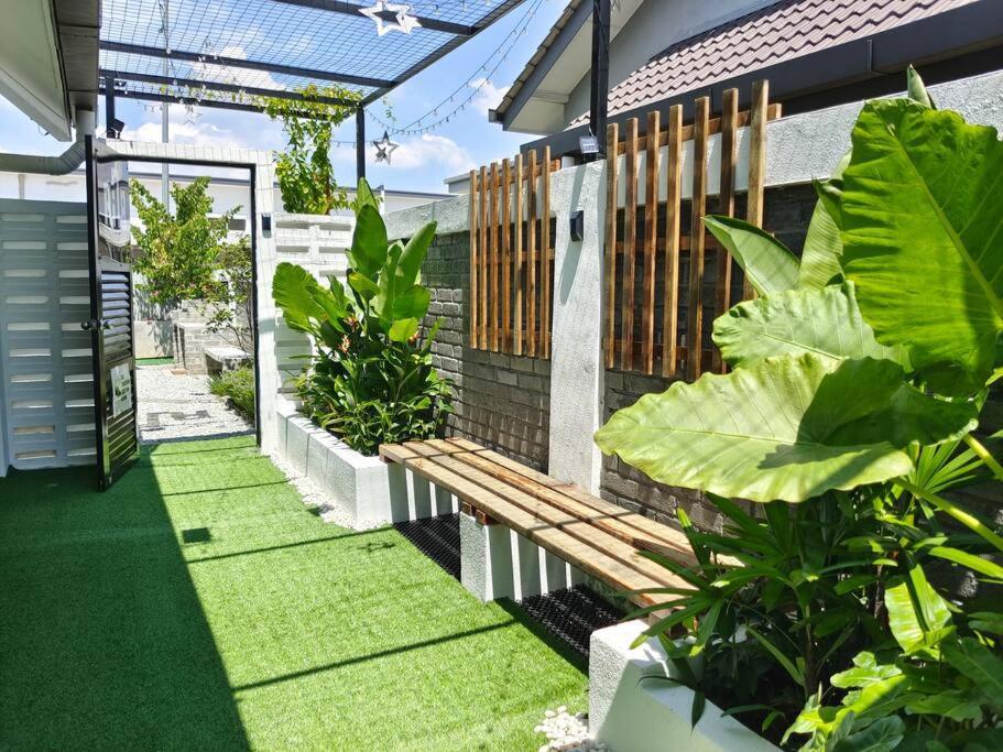 Rumah Aina Homestay Bukit Changgang Private Pool Kampong Melot Exterior foto