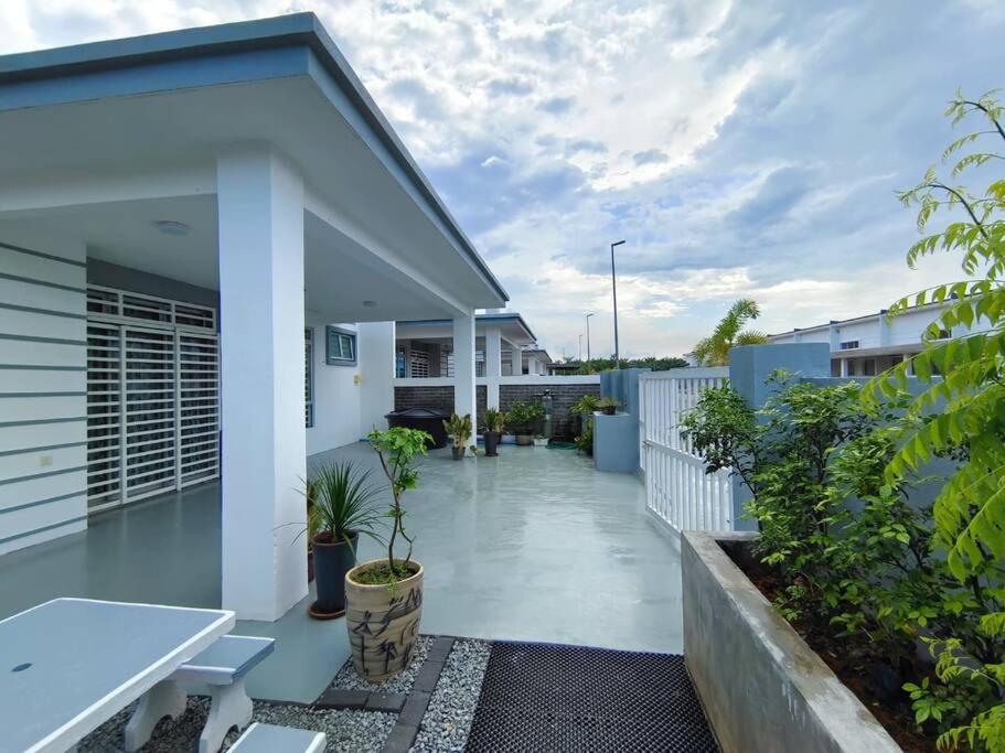 Rumah Aina Homestay Bukit Changgang Private Pool Kampong Melot Exterior foto